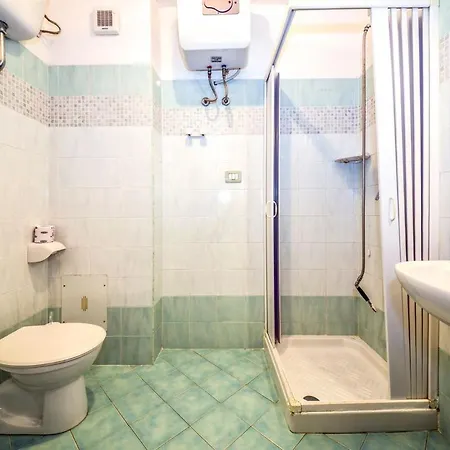 מלון דירות Julia 3*